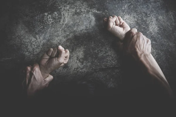 Mano Hombre Sosteniendo Una Mano Mujer Por Concepto Violación Abuso —  Fotos de Stock