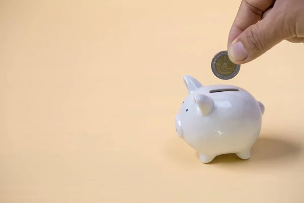 Cerca Mano Femenina Poner Moneda Alcancía Ahorrar Dinero Para Futuro — Foto de Stock