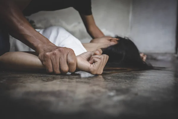 도움을 기다리는 피해자를 절망적으로 여성에 성희롱과 폭력을 중단하라 강간과 — 스톡 사진