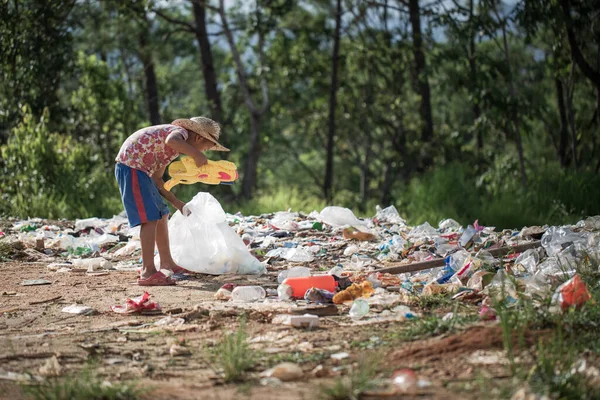 Gyerekek Szemét Hogy Továbbra Megy Eladni Mert Szegénység Környezetvédelmi Világnap — Stock Fotó