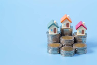 Bozuk para, ev, ipotek konsepti, emlak yatırımı, yığınla madeni paradan tasarruf..