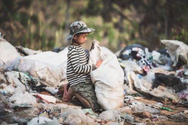 Çocuklar yoksulluk, Dünya Çevre Günü, yoksulluk konsepti yüzünden satmaya devam etmek için çöp.