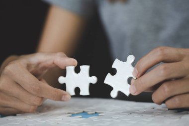  Yapboz, iş çözümleri, başarı ve strateji, iş ortaklığı kavramını birleştiren kadın eli.