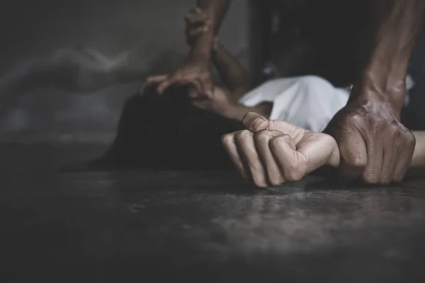 Abuso Sexual Con Hombre Atacando Una Mujer Asustada Lugar Oscuro —  Fotos de Stock
