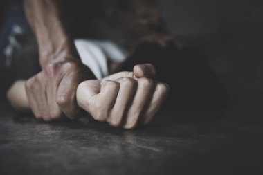 Tecavüz ve cinsel istismar konsepti için el ele tutuşan erkek eli, aile içi şiddet tecavüz, cinsel saldırı, kadına yönelik şiddeti durdurma, insan kaçakçılığı