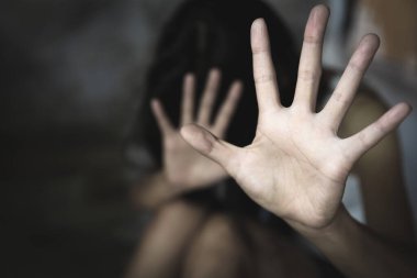 Kadın, caydırmak için elini kaldırdı. Kampanya, kadınlara yönelik şiddeti durdurdu. Kadınlara yönelik cinsel taciz ve şiddeti, tecavüz ve cinsel istismar kavramını, Uluslararası Kadınlar Günü 'nü durdurun..