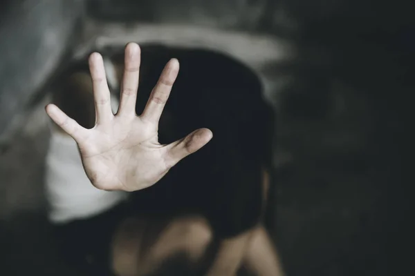 Γυναίκες Χρησιμοποιούν Χέρια Τους Για Προστατευθούν Από Σεξουαλική Κακοποίηση Κρατούν — Φωτογραφία Αρχείου
