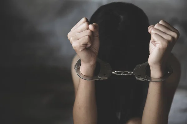 那个女奴隶被戴上手铐关了起来妇女暴力和虐待概念女囚犯贩运人口概念国际妇女日——图库图片© Tinnakorn #409793150