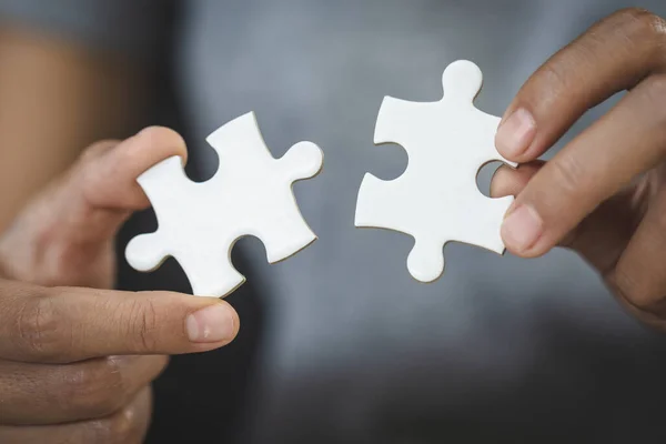 Weiße Puzzle Den Händen Der Menschen Die Richtige Lösung Teamarbeit — Stockfoto