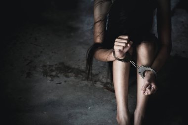 Kurban kelepçe, insan ticareti konsepti, kadına yönelik şiddeti durdurun, şiddet ve işkenceye son verin, şiddete son verin, Uluslararası Kadınlar Günü.