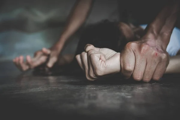 Чоловік Тримає Жіночу Руку Концепцію Зґвалтування Сексуального Насильства Зупинити Насильство — стокове фото
