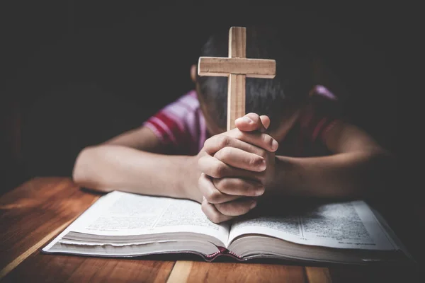 Niño Cristiano Religioso Orando Sobre Biblia Interior Conceptos Religiosos Creencias — Foto de Stock
