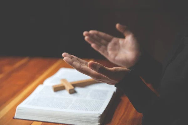 Hristiyanlık Dini Için Dua Eden Sıradan Bir Kadın Ncil Inançla — Stok fotoğraf
