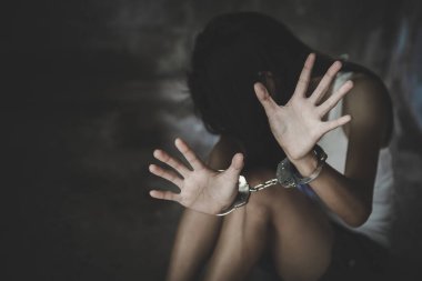 Kadınlar uyuşturucuya karşı el kaldırıyor, kadınlara karşı şiddeti ve tecavüzü durduruyor..