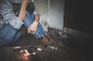 Stresli genç bir kadın uyuşturucu kullandığı için endişeli. Uyuşturucu bağımlılığı kavramı, aşırı doz Asyalı sorunlu erkek uyuşturucu bağımlısı..