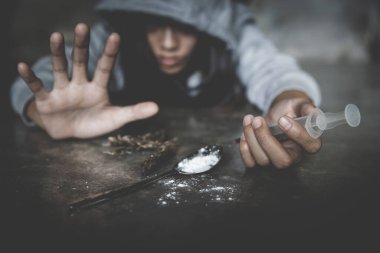 Genç kız eroin, uyuşturucu bağımlılığı, hastalıklar, uyuşturucuya hayır, uyuşturucu karşıtı konsept, 26 Haziran Uluslararası Uyuşturucu bağımlılığına karşı gün, 