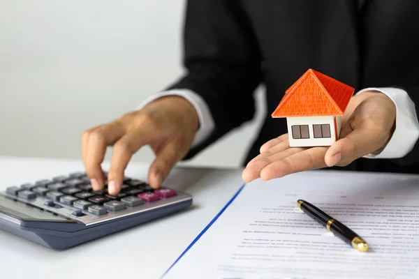 Manos Sosteniendo Modelo Casa Plan Hipotecario Industria Vivienda Estrategia Ahorro —  Fotos de Stock