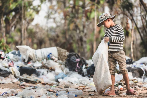 貧しい子供たちは 販売のための廃棄物を収集し 分類します 貧困と環境の概念 — ストック写真