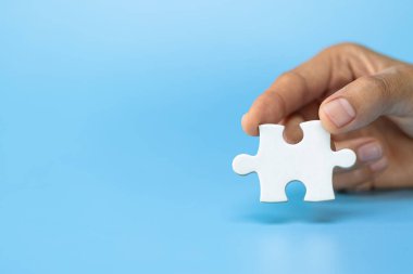 İş kadını elinde yapboz parçası, iş çözümleri, hedefler ve strateji kavramları.