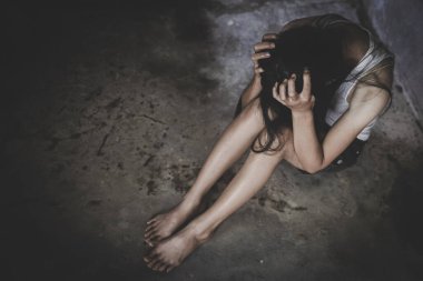 Kadınlar yalnız ve üzgün, psikolojik ve zihinsel sorunlar, kötü bir ilişkiden muzdarip veya ayrılık, depresyon, kadınlara karşı şiddet.
