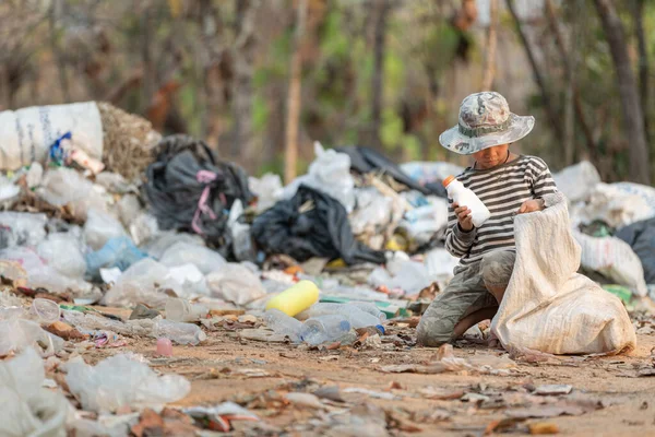ジャンクリサイクル 児童労働 貧困の概念のために販売のためのゴミを収集する貧しい子供 — ストック写真