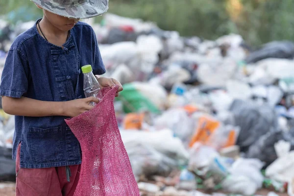 Chico Pobre Recogiendo Residuos Basura Vertedero Las Afueras Las Vidas — Foto de Stock