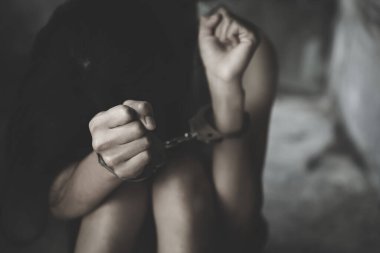 Köle kız kelepçelendi ve bir kafeste tutuldu. Hapis, kadın mahkum, kadın şiddeti ve suistimal konsepti, insan kaçakçılığı konsepti, uluslararası kadın günü.