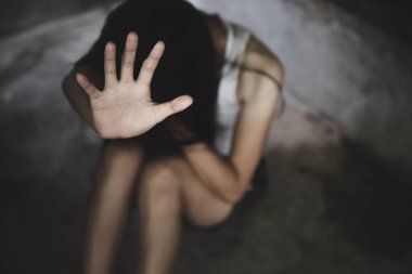 Kadınlara yönelik cinsel taciz ve şiddeti, tecavüz ve cinsel istismar kavramını, kadınlara yönelik şiddeti ve tecavüzü durdurma kavramını durdurun. Uluslararası Kadınlar Günü