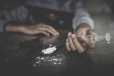 Bir insanın elindeki iğne. Uyuşturucu bağımlılığını bırak. Uyuşturucu Bağımlılığına Karşı Uluslararası Gün. Yasadışı uyuşturucu kullanmayı bırak..