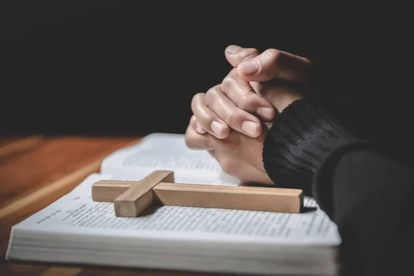 Las Mujeres Oran Dios Con Biblia Cruz Mujer Reza Por — Foto de Stock