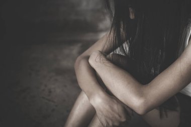 Kadınlar yalnız ve üzgün, psikolojik ve zihinsel sorunlar, kötü bir ilişkiden muzdarip veya ayrılık, depresyon, kadınlara karşı şiddet.