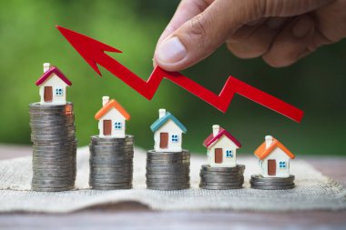 Madeni paralar konsept yatırım ipoteği ve konut kredisi işi, yenilik, büyüme ve para için ev modeline artış sağlıyor.