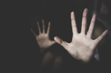 Kadın, caydırmak için elini kaldırdı. Kampanya, kadınlara yönelik şiddeti durdurdu. Aile içi şiddet, dövülmüş ve tecavüze uğramış köşede oturuyor, boşluğu kopyalıyor..