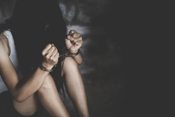 受害者被手铐锁住了 妇女暴力 人口贩运概念 — 图库照片