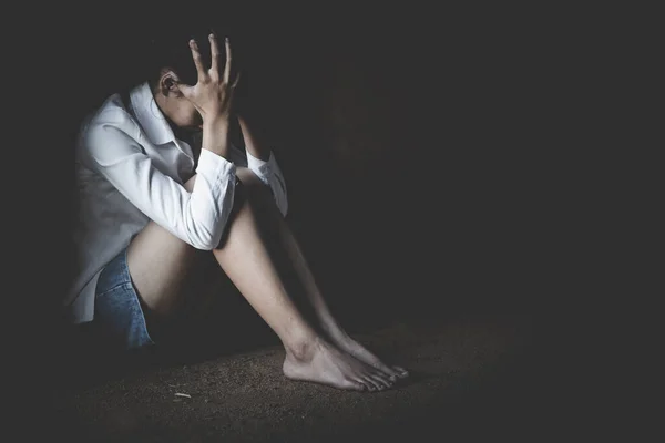 Jonge Depressieve Vrouw Huiselijk Geweld Verkrachting Geslagen Verkracht Zittend Hoek — Stockfoto