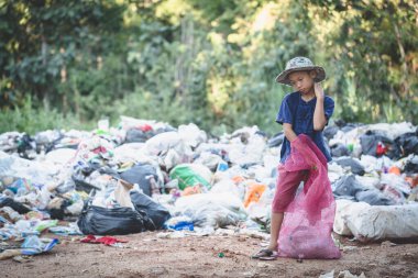  Çocuklar çöpleri satılık olarak buluyor ve onları çöp sahalarında, fakir, çocuk işçi, yoksulluk ve çevre kavramlarının yaşam tarzlarında ve yaşam biçimlerinde geri dönüştürüyorlar.