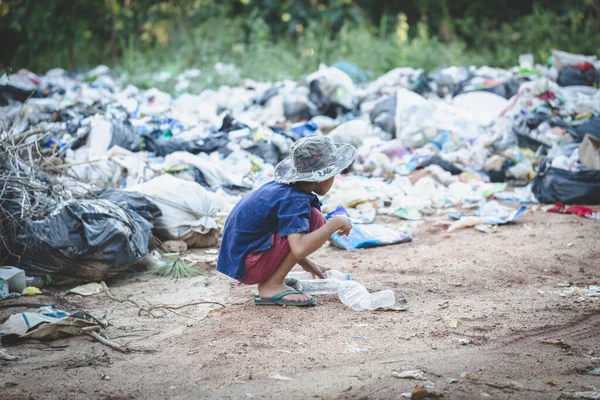 埋め立て地からゴミを集める貧しい少年 貧しい子供の生活の概念 児童労働 人身売買 貧困の概念 — ストック写真