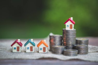 Ev modelli bozuk para yığını, konut için tasarruf planları, finansal konsept, gayrimenkul yatırımı kavramı.