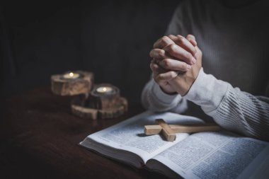 Dini kavramlar, elinde İncil 'le dua eden bir kadın..