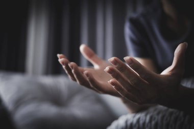 İnanç için dua kavramına sarılmış eller, sabah Tanrı 'ya dua eden dindar genç bir kadın, maneviyat ve din, dini kavramlar..