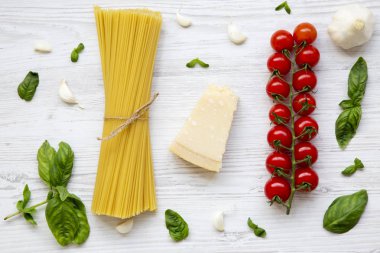 Makarna arka plan. Makarna bir beyaz tahta masada yemek pişirmek için malzemeler. Düz yatıyordu. Yukarıdan. Üstten Görünüm.