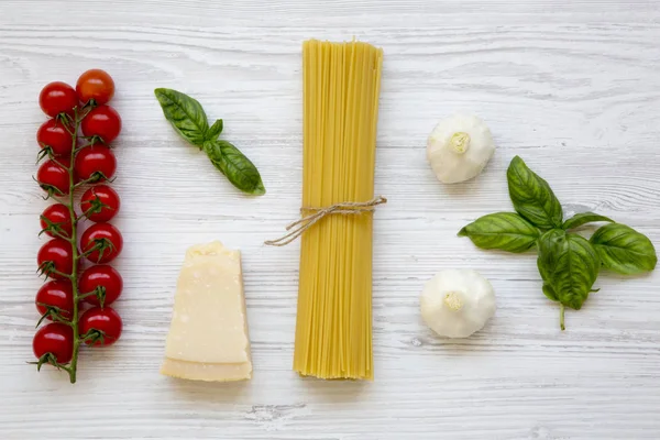Espaguetis Tomates Con Albahaca Parmesano Ajo Ingredientes Para Cocinar Pasta — Foto de Stock