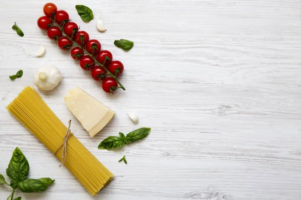 Diferentes Ingredientes Para Cocinar Pasta Sobre Fondo Madera Blanca Desde — Foto de Stock