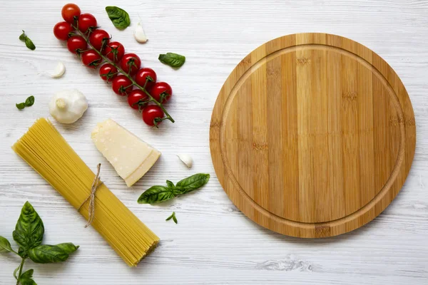 Mesa Redonda Madera Con Espaguetis Tomates Albahaca Parmesano Ajo Ingredientes — Foto de Stock