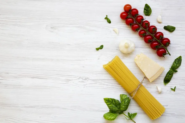 Espaguetis Tomates Albahaca Parmesano Ajo Ingredientes Para Cocinar Pasta Una — Foto de Stock