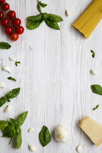 Marco Con Espaguetis Diferentes Ingredientes Para Cocinar Pasta Italiana Sobre — Foto de Stock