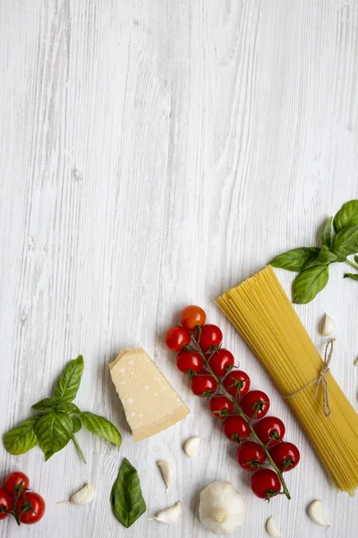 Diferentes Ingredientes Para Cocinar Pasta Italiana Sobre Fondo Madera Blanca — Foto de Stock
