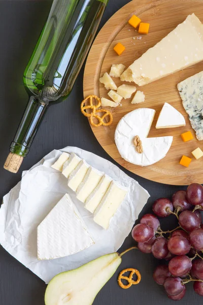 Käseplatte Mit Wein Früchten Brezeln Und Walnüssen Auf Dunklem Hintergrund — Stockfoto