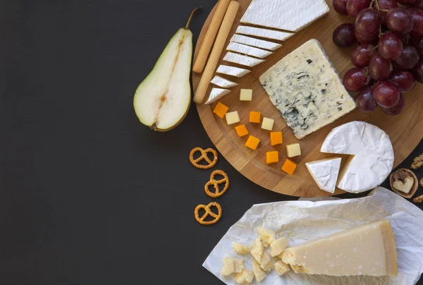 Verkostung Von Käse Mit Früchten Brezeln Und Walnüssen Auf Dunklem — Stockfoto