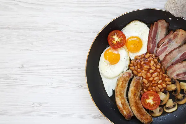Englisches Frühstück Der Pfanne Mit Würstchen Pilzen Spiegeleiern Bohnen Tomaten — Stockfoto